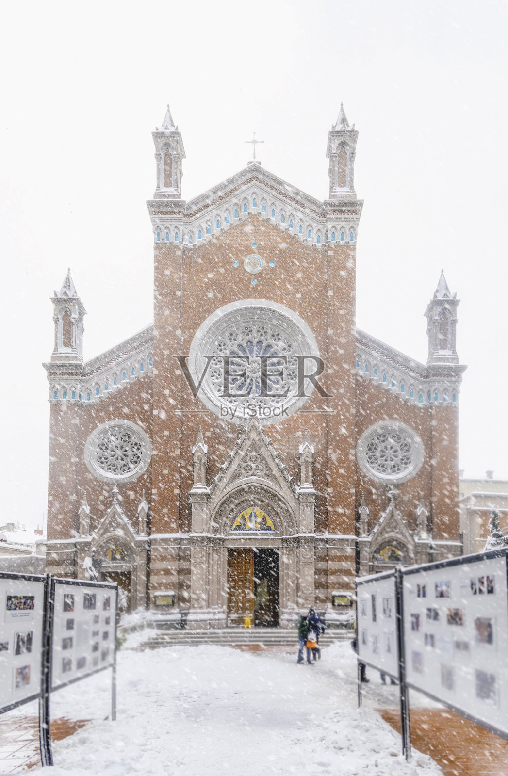 伊斯坦布尔土耳其雪地贝尤鲁的圣安东尼教堂照片摄影图片