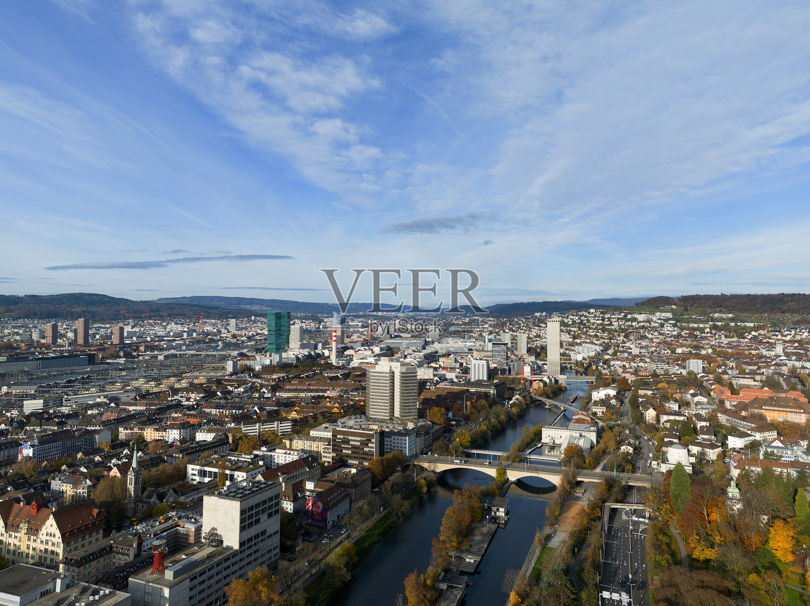 瑞士苏黎世工业区的无人机视角,秋季早晨的天际线和利马特河谷。照片拍摄于2024年11月18日,瑞士苏黎世。照片摄影图片