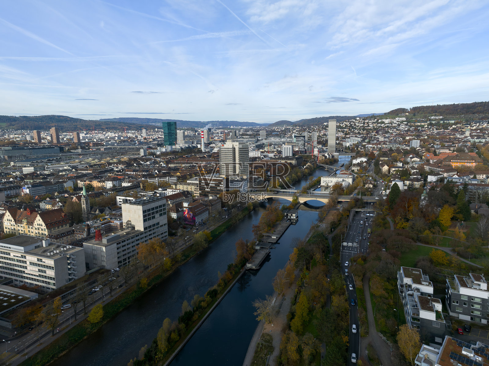 瑞士苏黎世工业区的无人机视角,秋季早晨的天际线和利马特河谷。照片拍摄于2024年11月18日,瑞士苏黎世。照片摄影图片