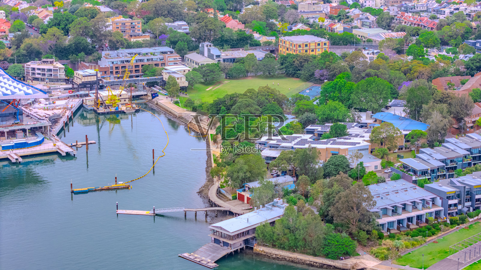 情人港 巴尔曼 贝尔湾码头 北悉尼 悉尼港 新南威尔士州 澳大利亚 高层建筑 公寓和办公楼在城市背景中照片摄影图片