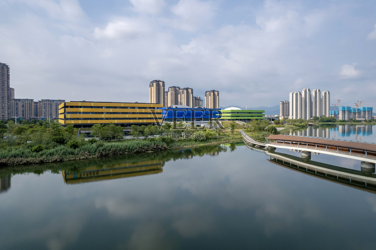 现代城市住宅建筑和湖边的桥照片摄影图片