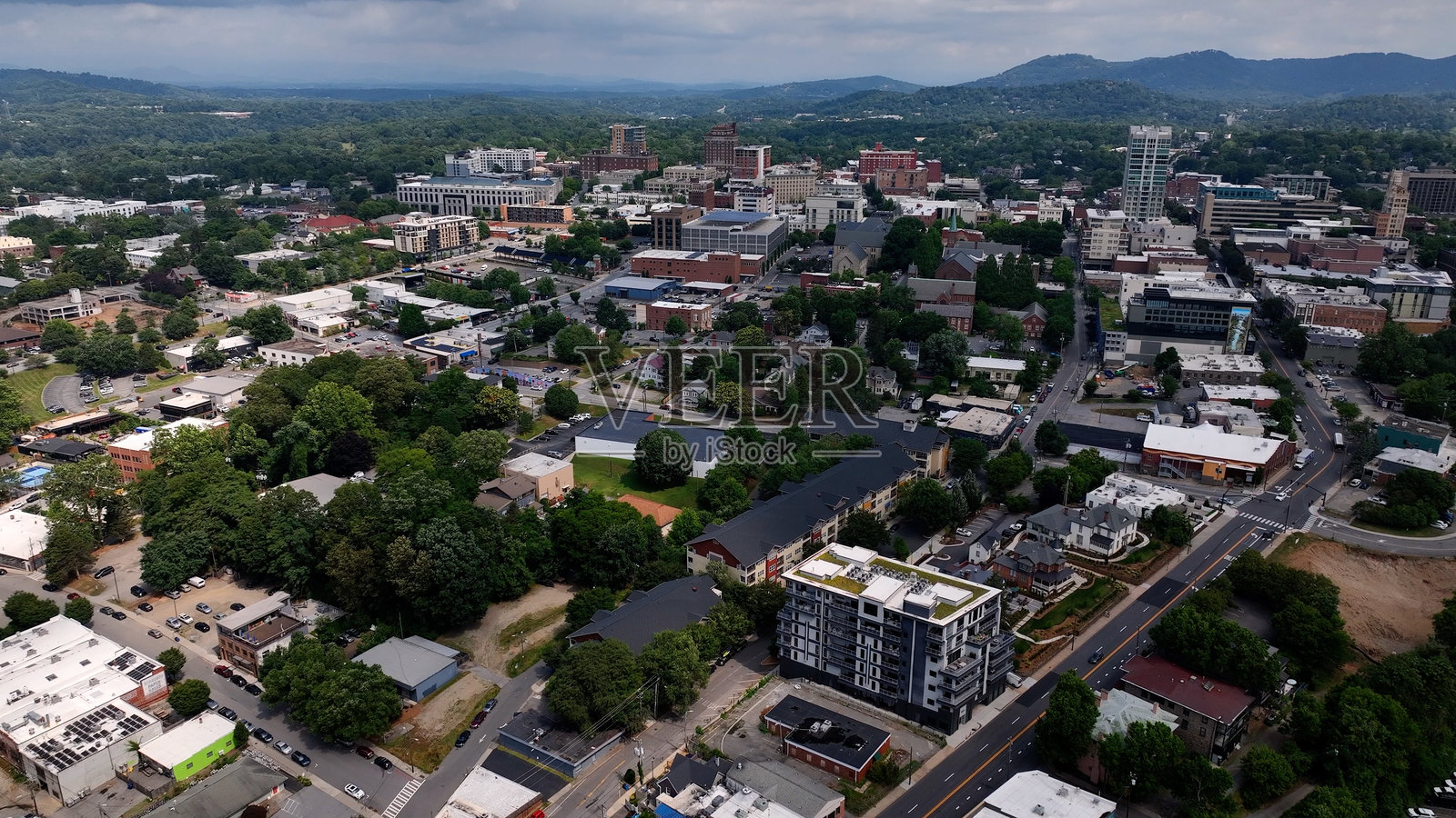 北卡罗来纳州阿什维尔市中心天际线,办公大楼、街道和商业生活,位于蓝岭山镇的空中视角照片摄影图片