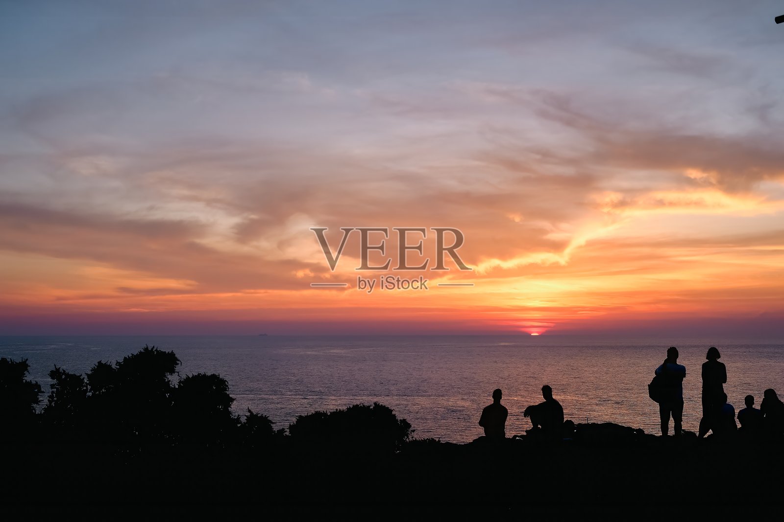 马耳他Għajn Tuffieħa - 观看日落的人们的剪影照片摄影图片