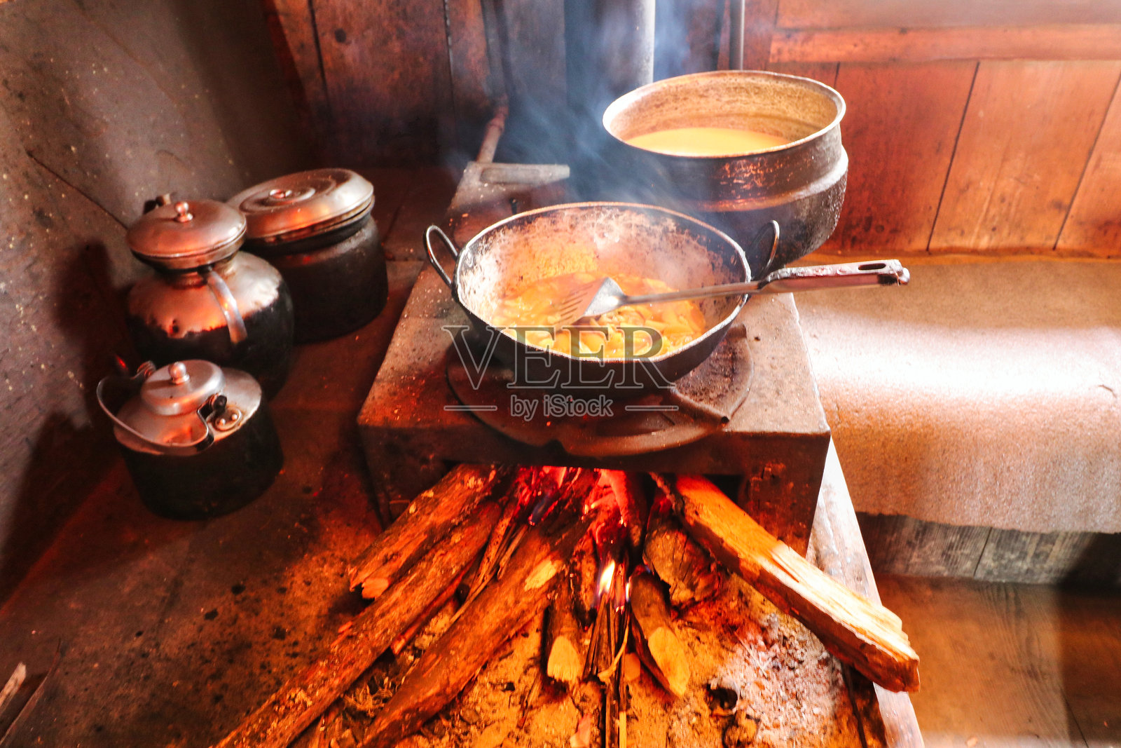 尼泊尔午餐准备,西布杰村茶馆,尼泊尔照片摄影图片