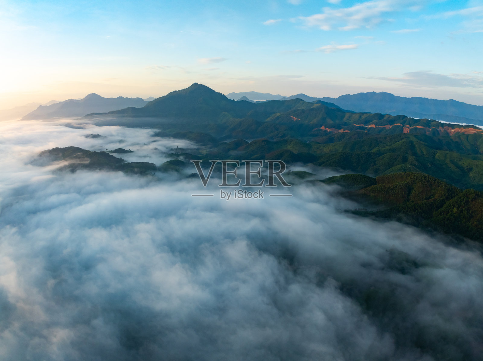 无人机航拍的山脉风景,日出或日落时分的高角度视图,俯瞰越南北部的乡村。照片摄影图片