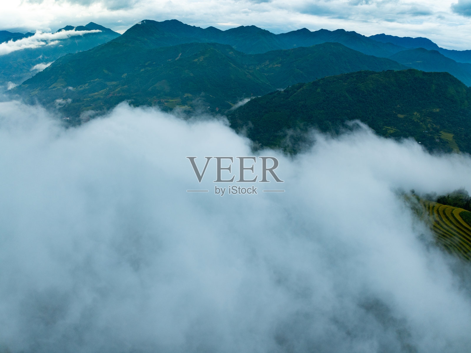 无人机航拍的山脉风景,日出或日落时分的高角度视图,俯瞰越南北部的乡村。照片摄影图片