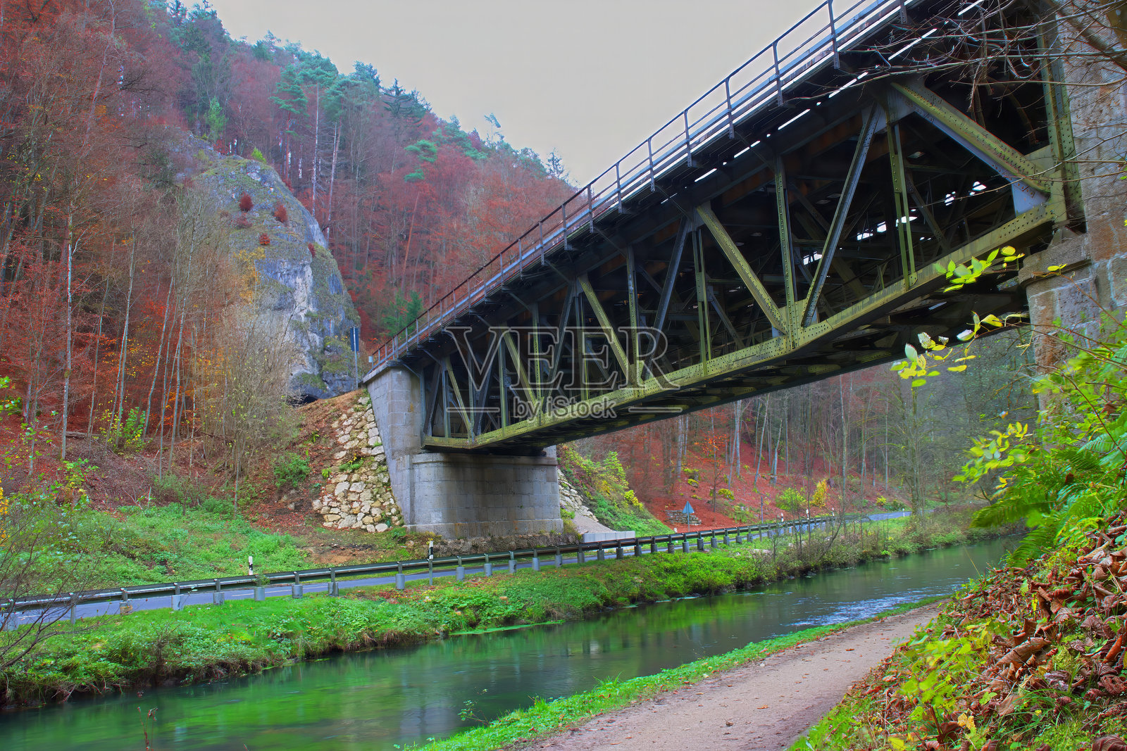 老铁路桥横跨佩格尼茨河,位于鲁普雷希特斯特根和费尔登,纽伦堡地区的乡村。照片摄影图片