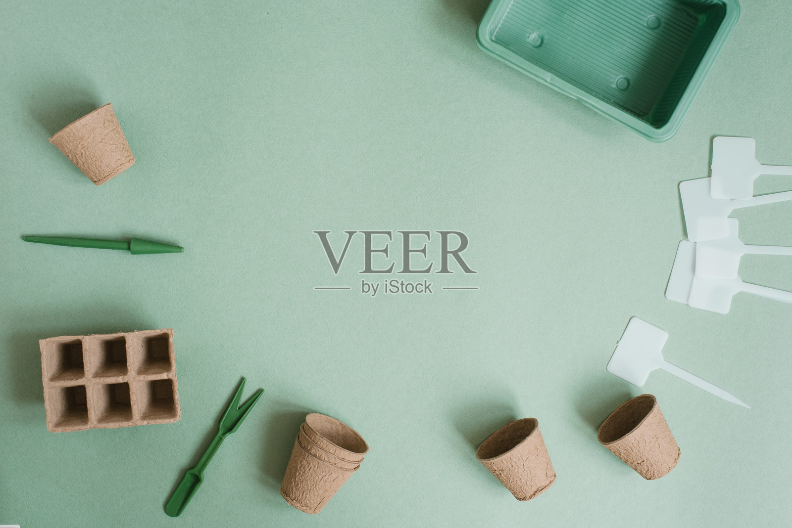 园艺工具配件,绿色背景上的微型平面,园艺概念,俯视图,室内花园照片摄影图片