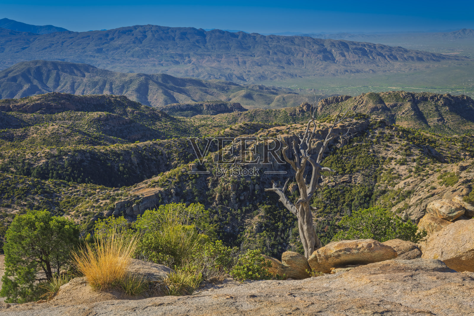壮观的山脉和干旱地貌中的山谷日出景观照片摄影图片