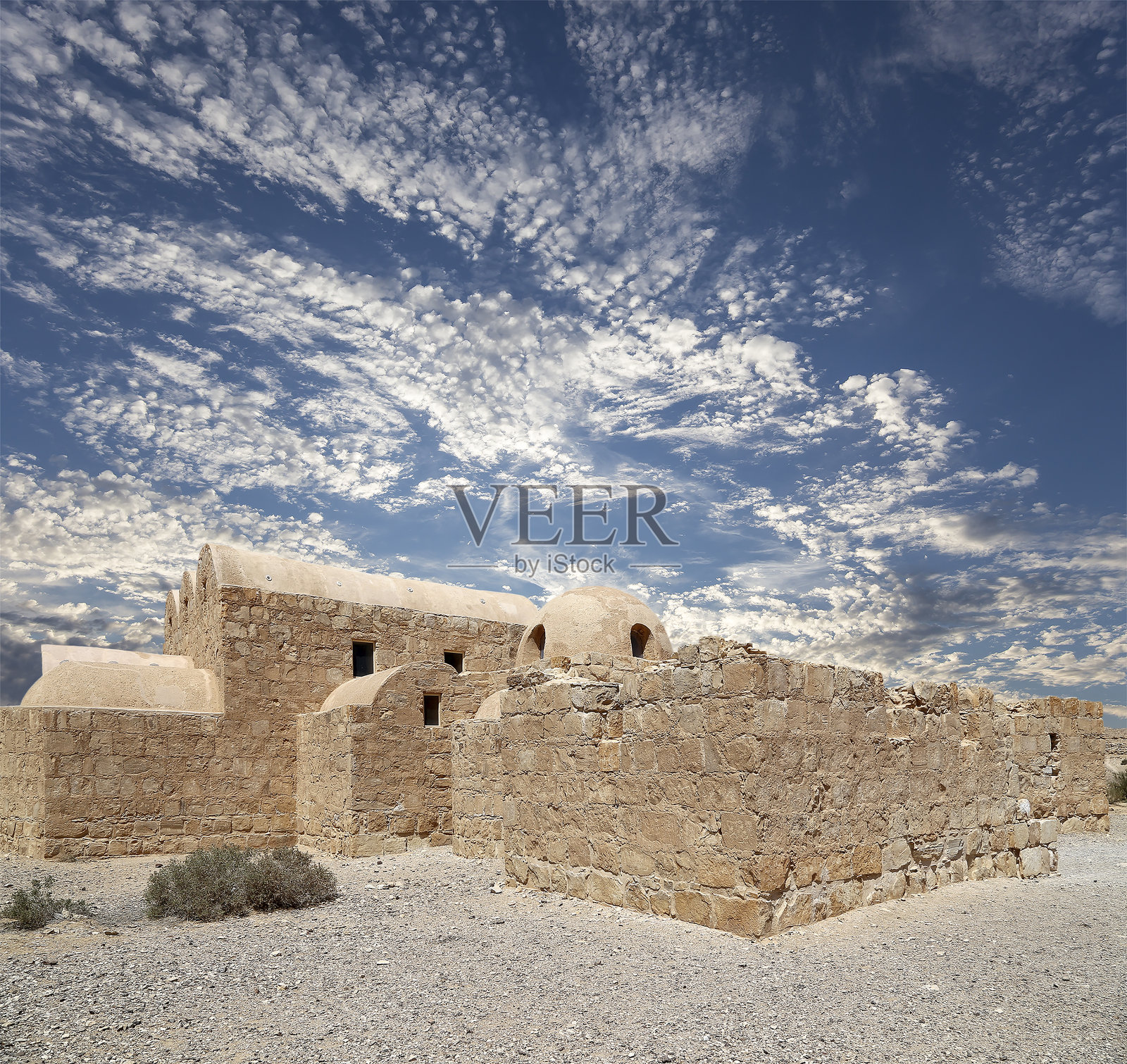 约旦安曼附近的阿姆拉沙漠城堡(Quseir Amra),在天空与云朵的映衬下。照片摄影图片