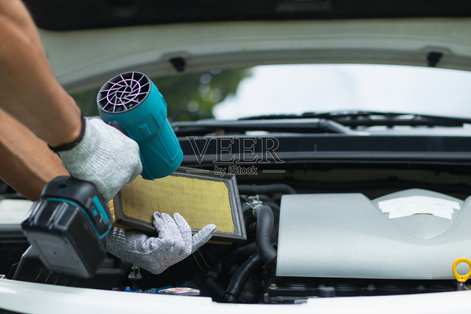 汽车服务中心的机械师正在检查汽车和发动机的状况,以确保它们处于良好状态并符合中心的保修要求。定期进行车辆安全检查以确保驾驶安全。照片摄影图片