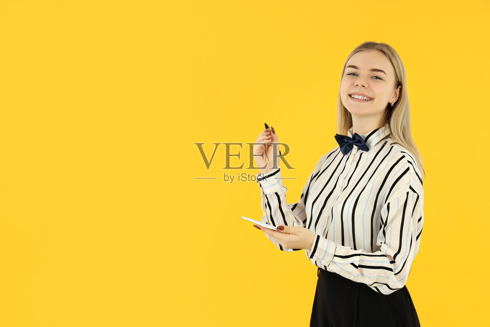 职业概念,年轻女性的服务员在黄色背景下照片摄影图片