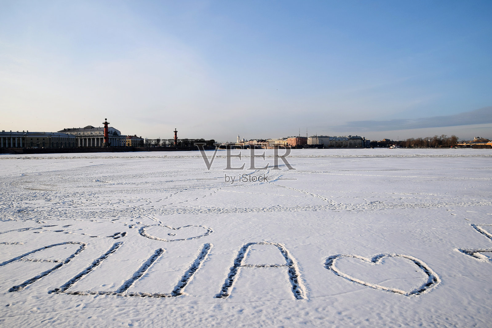 雪地上的文字与天空照片摄影图片