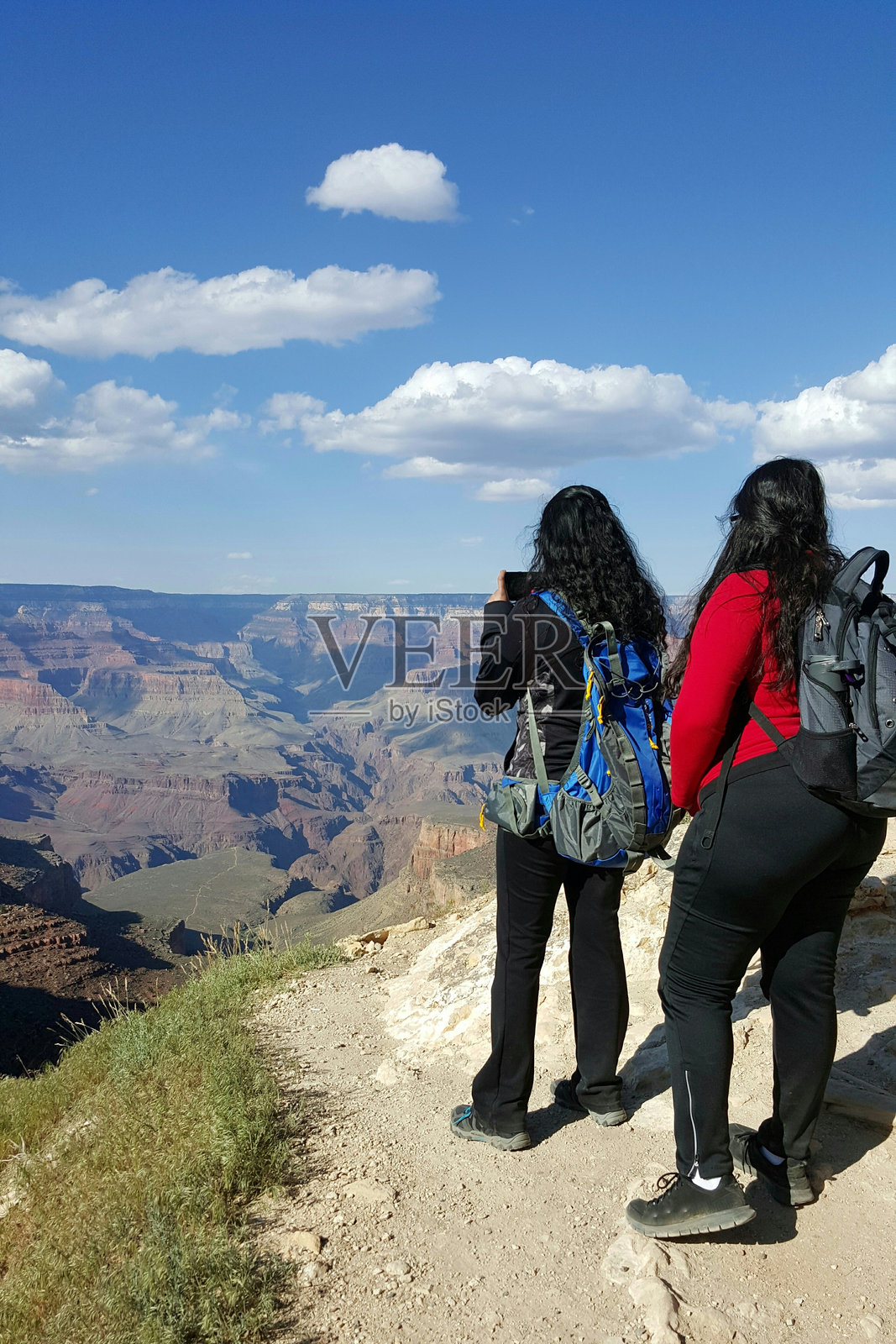 姐妹们站在大峡谷国家公园前照片摄影图片