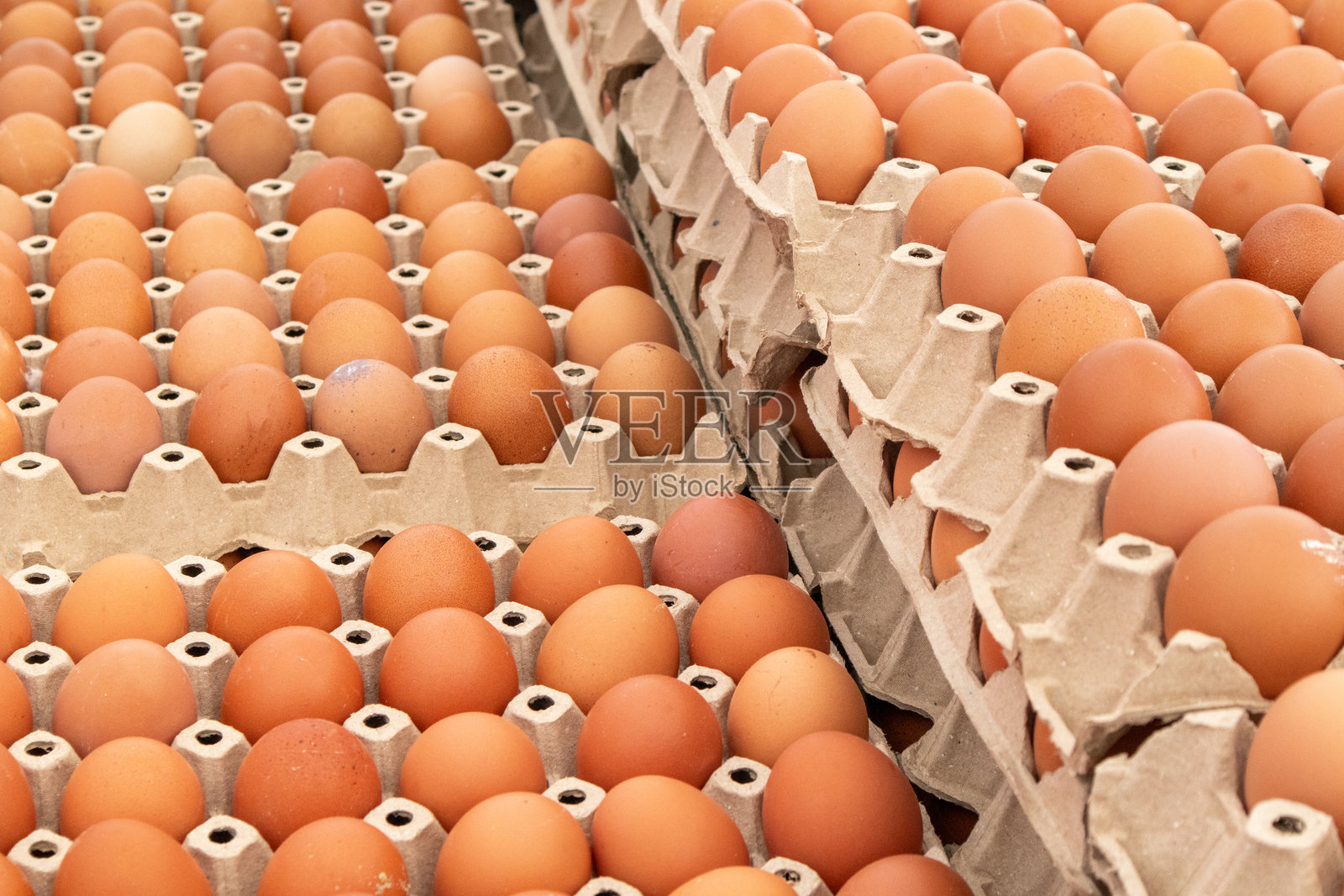 新鲜有机鸡蛋装在纸箱里,准备在超市分销。照片摄影图片