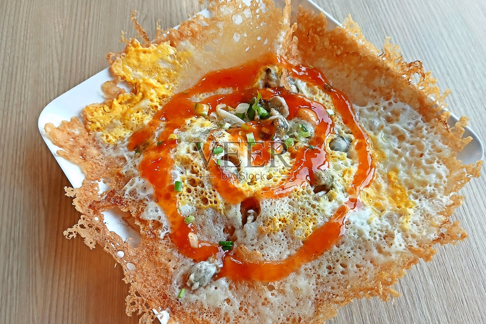 生蚝煎蛋 - 曼谷街头美食。照片摄影图片