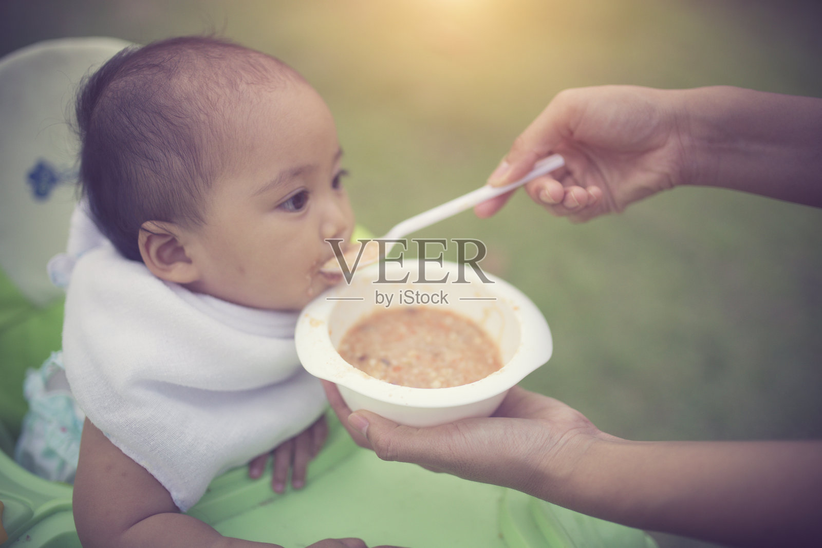 喂养婴儿的人手部特写照片摄影图片