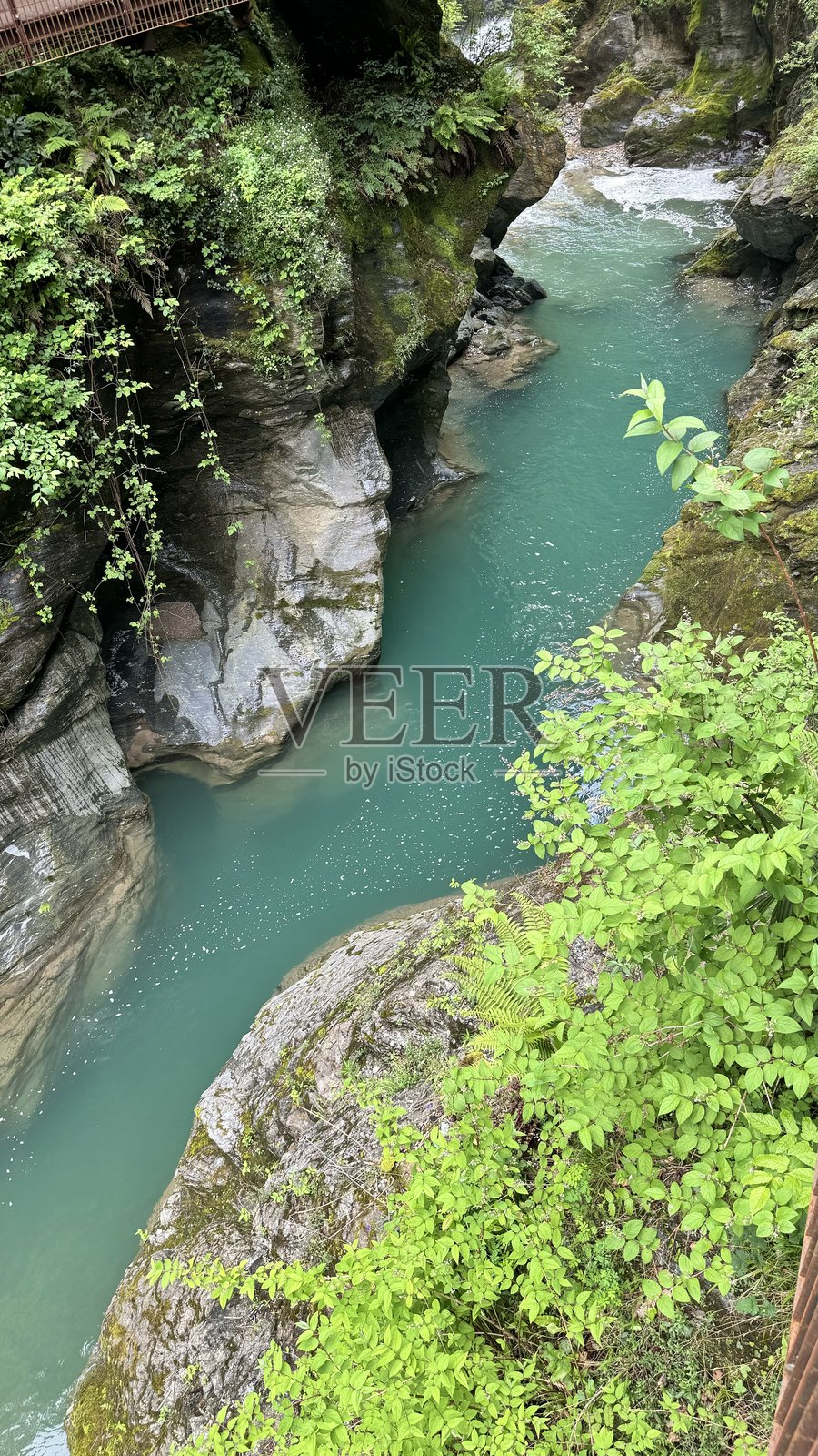 意大利贝尔拉诺的科莫湖附近的风景如画的河谷照片摄影图片