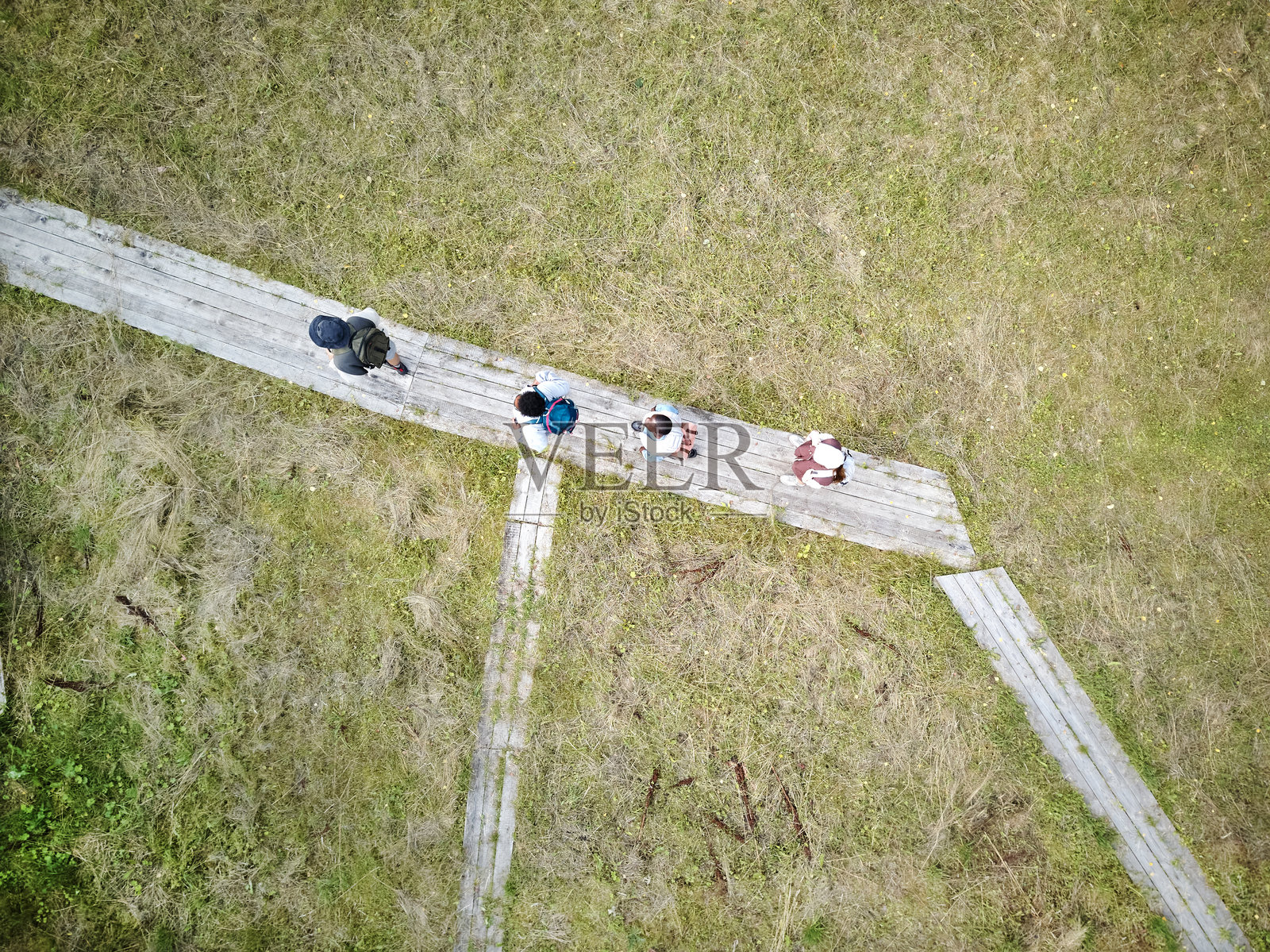 鸟瞰一群游客徒步旅行照片摄影图片