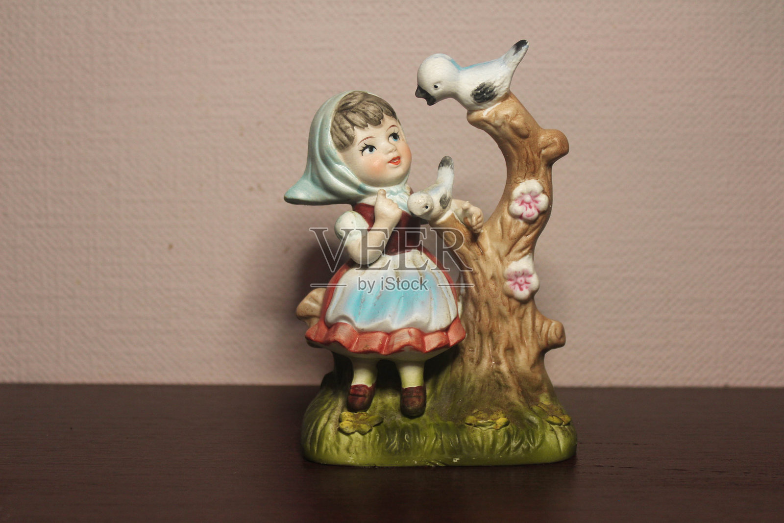 女孩与鸟照片摄影图片