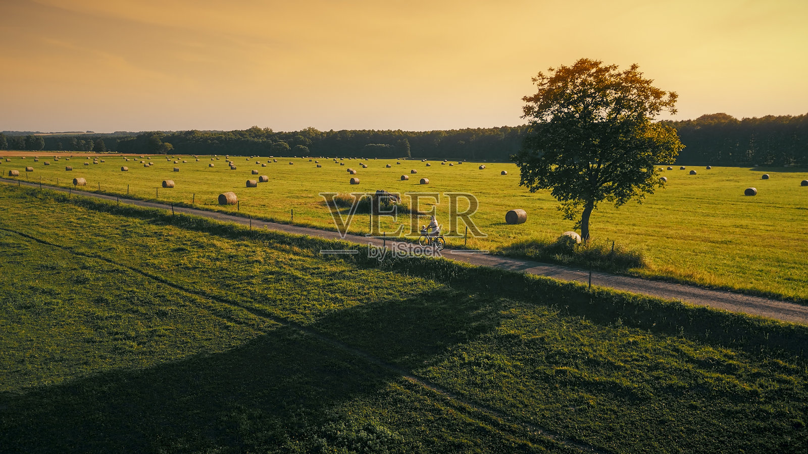 乡间小路上的快乐骑行照片摄影图片