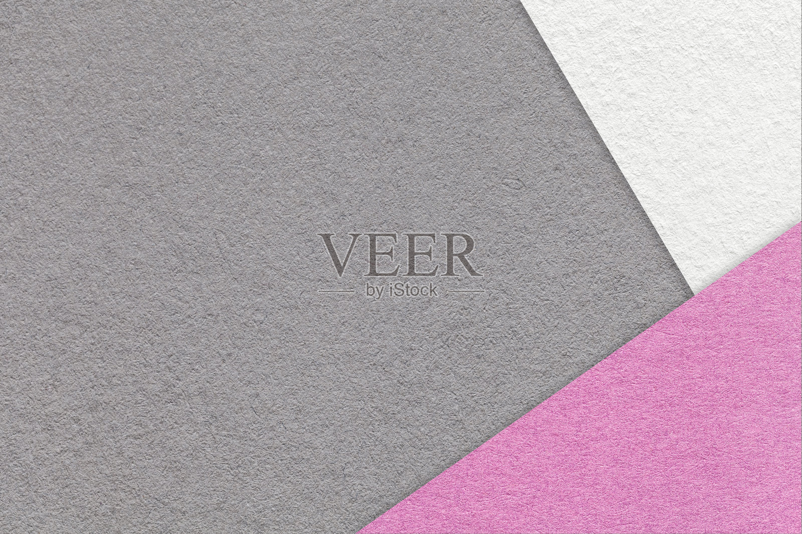 灰色工艺纸背景的纹理,带有白色和紫色边框。复古抽象灰色纸板。照片摄影图片