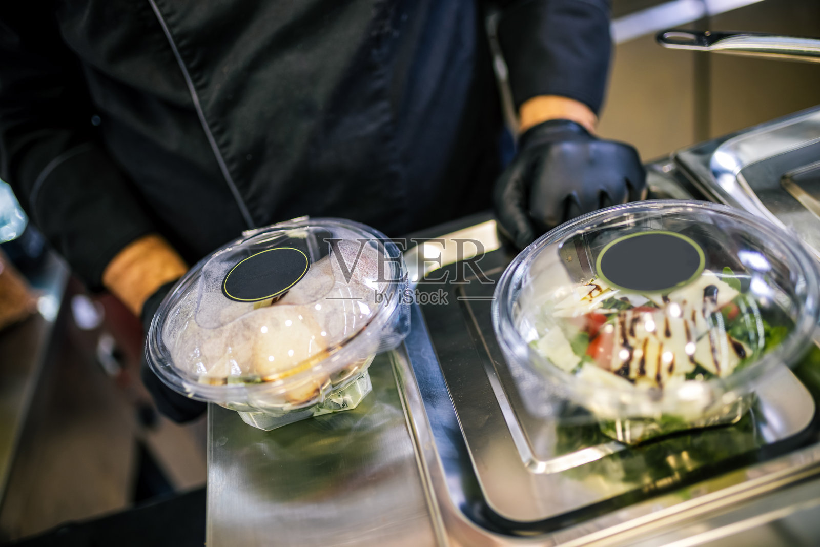 装在塑料容器中的健康有机沙拉。照片摄影图片