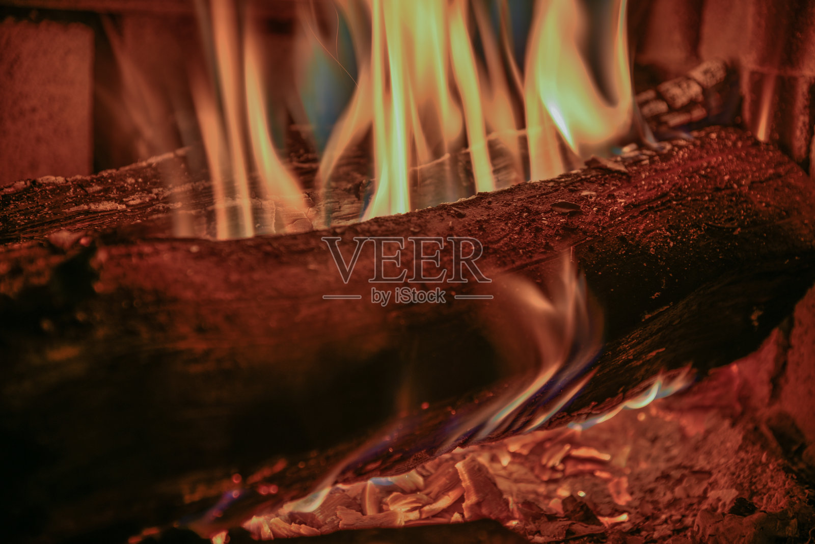 壁炉中燃烧的木柴火焰熊熊。照片摄影图片