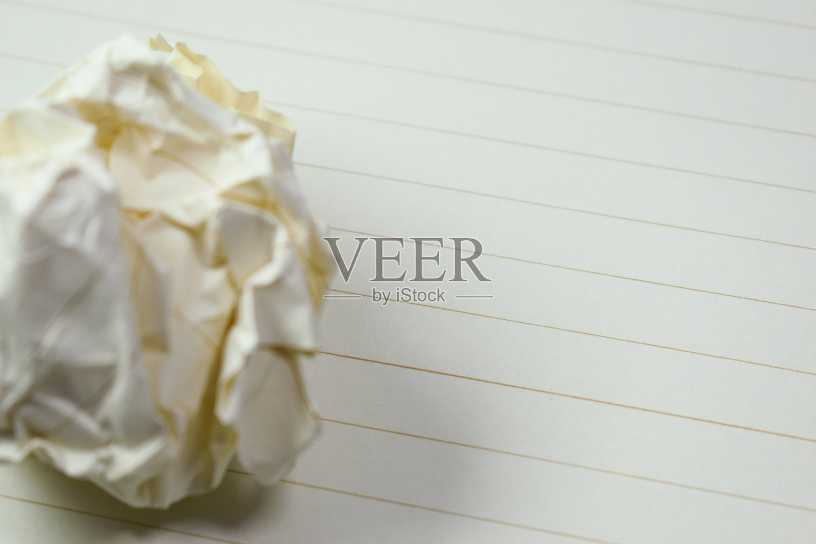 圆形纸团与线条纸纹理背景,空白笔记本页照片摄影图片