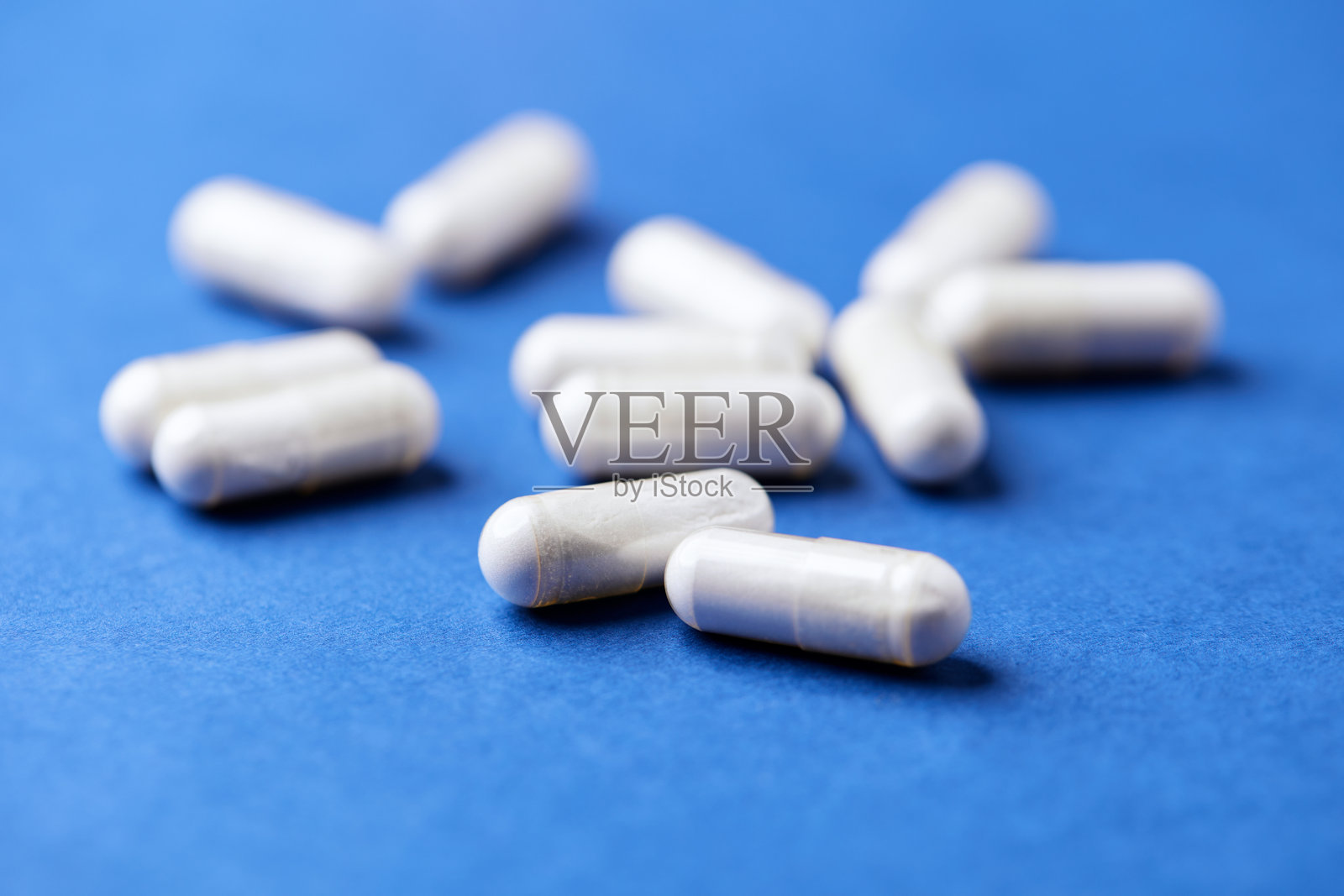 β-丙氨酸胶囊。健美食品补充剂,纸质背景。柔焦特写。留白空间。照片摄影图片