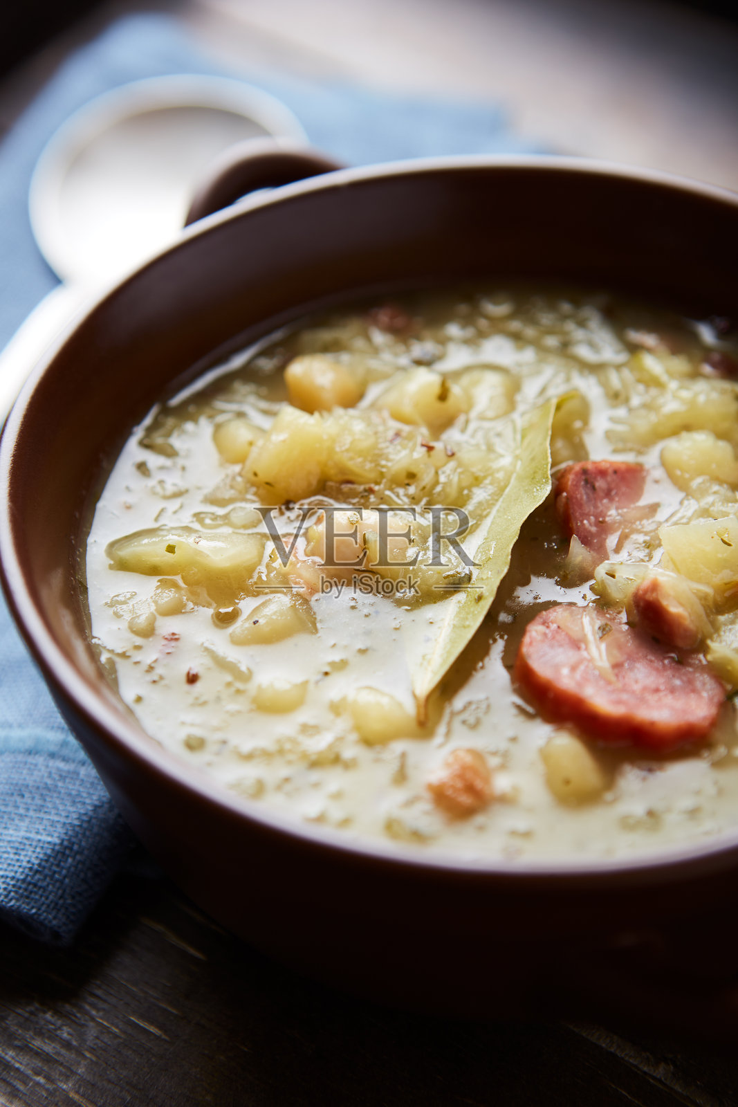 木质背景上的卷心菜汤特写。照片摄影图片