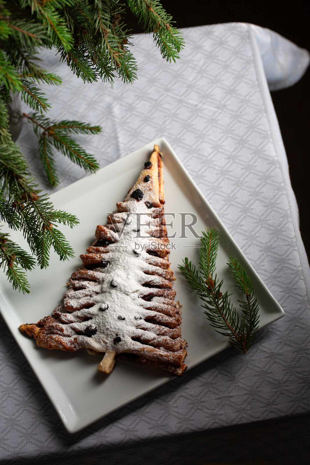 一个白色盘子上放着一个形状像圣诞树的甜点照片摄影图片