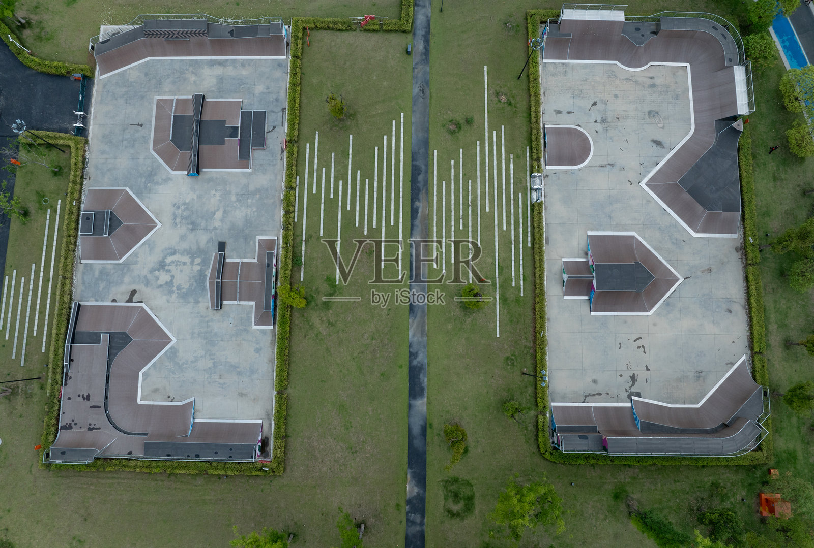 城市中现代滑板公园的鸟瞰图照片摄影图片