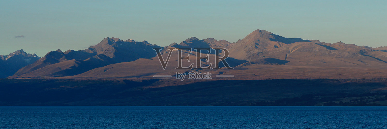 新西兰夏季傍晚的双拇指山脉。照片摄影图片