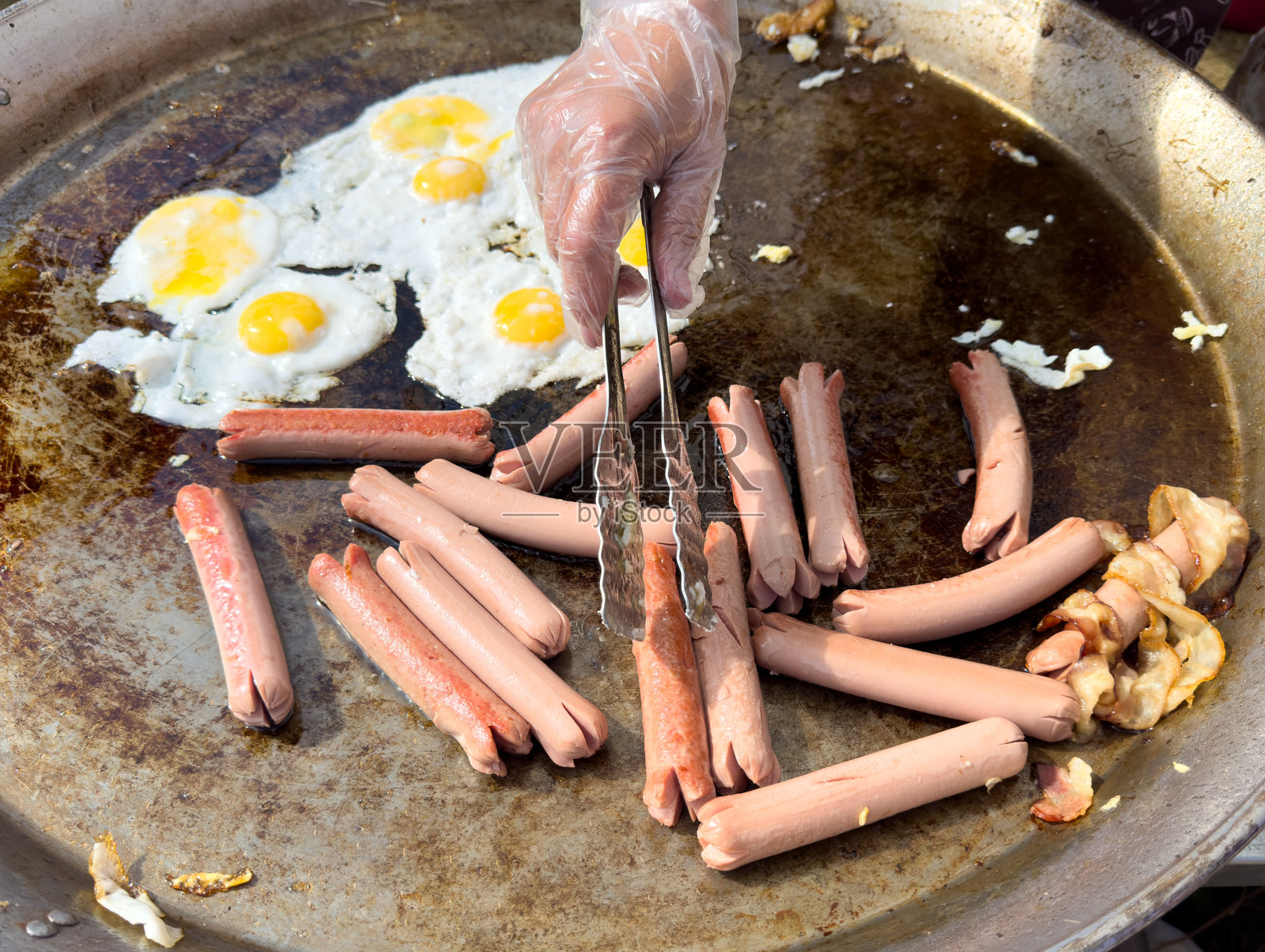 一个人在平底锅上煮热狗照片摄影图片