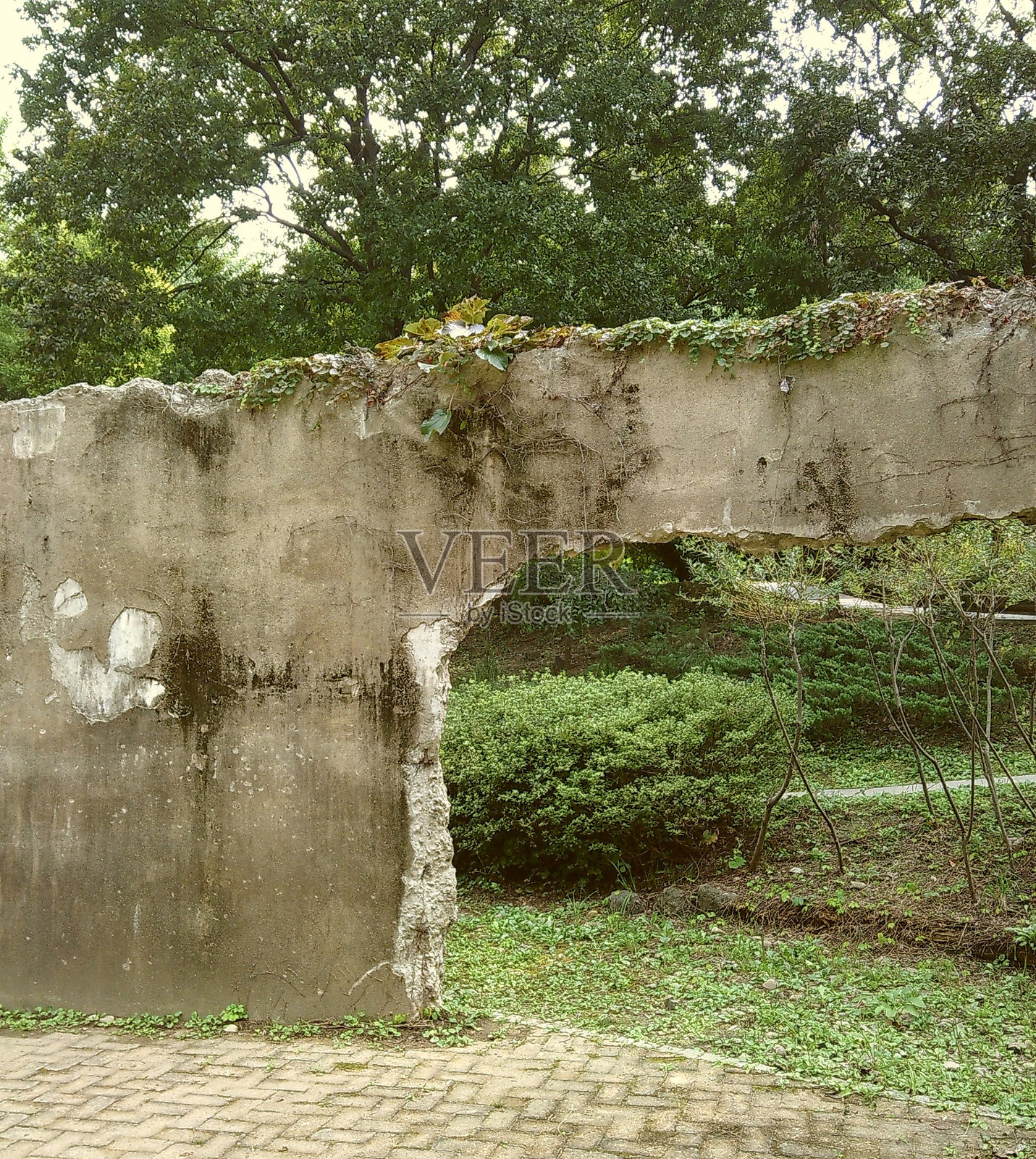 首尔森林公园中的古老墙壁照片摄影图片