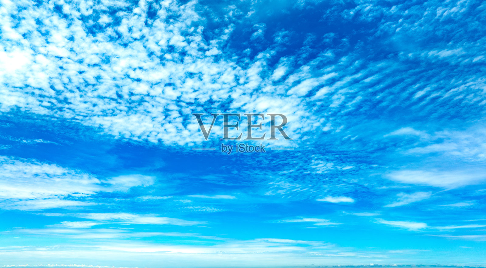 夏季假期概念的清澈天空全景背景,海洋和阳光照耀下的夏季海水,伴随美丽的云彩天空。照片摄影图片