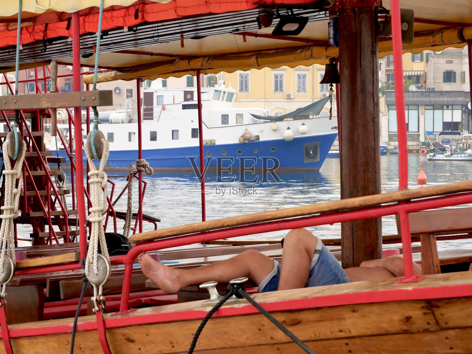男人的脚在船上照片摄影图片