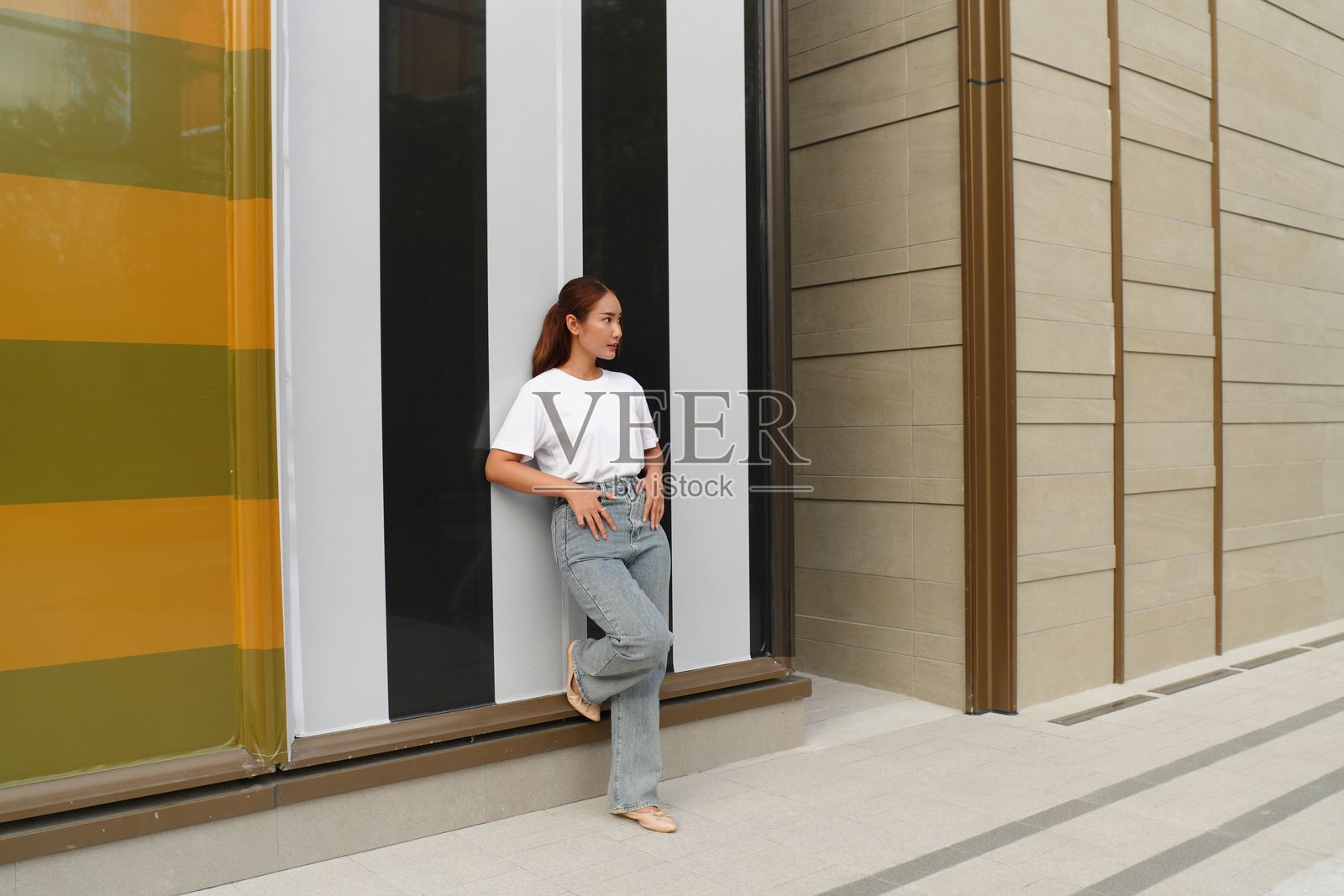 时尚的年轻女性穿着休闲服装照片摄影图片