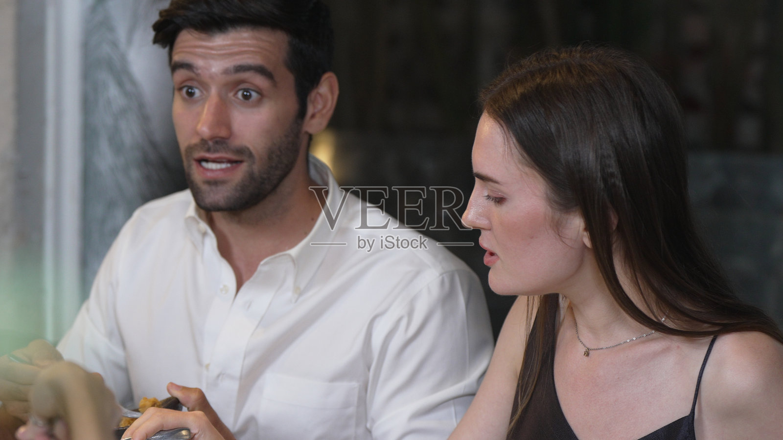 聪明的男人与伴侣共进晚餐,特写肖像,享用烤肉菜肴,酒香四溢。照片摄影图片