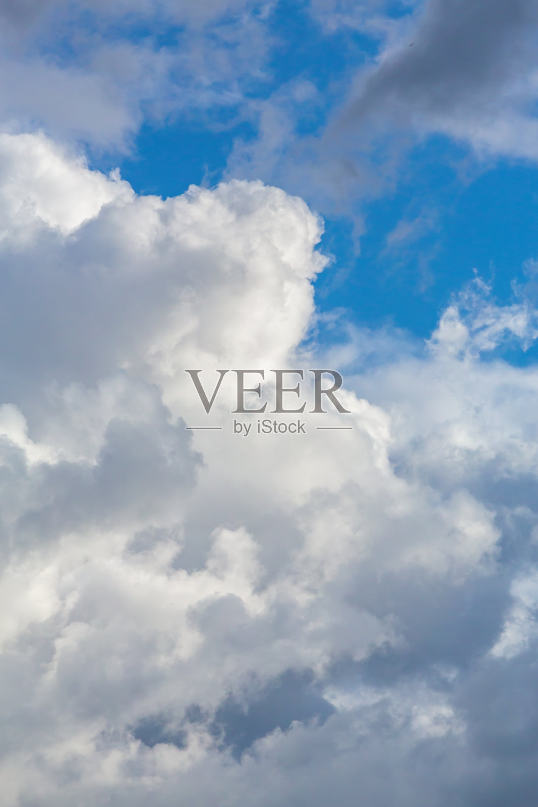 明亮蓝天背景下的蓬松白云,宁静自然的天空场景,天气与自然的概念。照片摄影图片