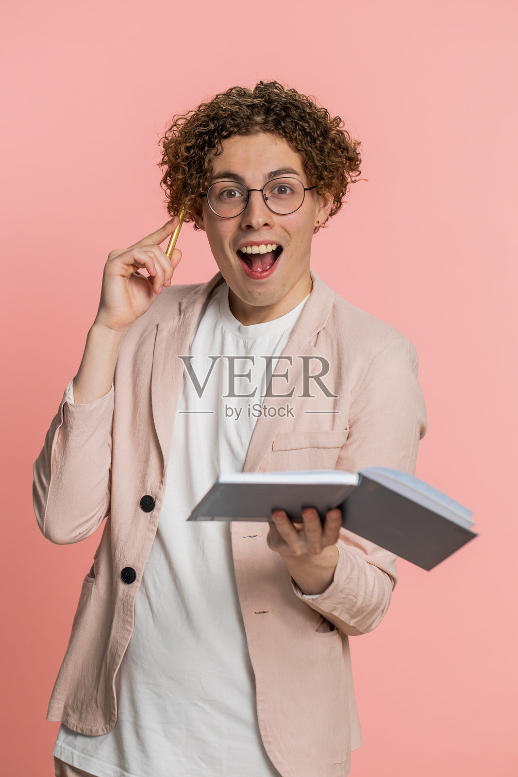 男子用钢笔在笔记本上写下思考和备忘录,记录待办事项和好点子。照片摄影图片