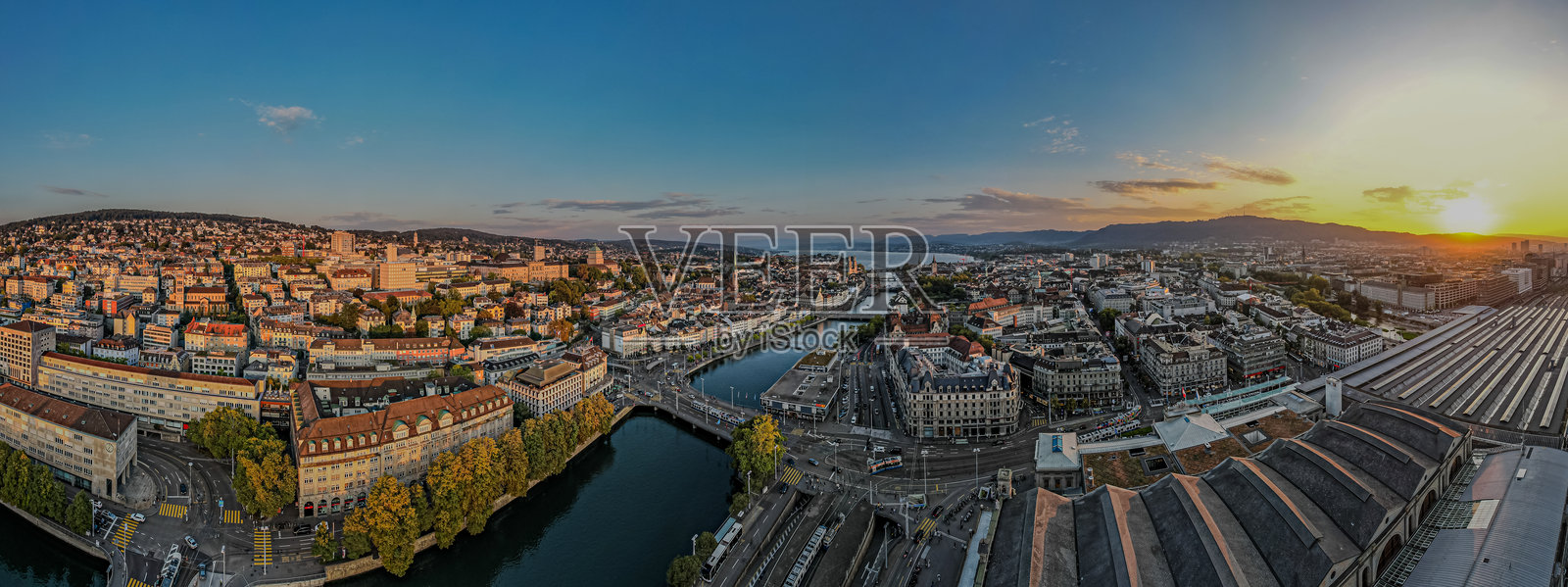 瑞士苏黎世的美丽鸟瞰图 - 利马特河及其标志性的教堂、建筑和钟楼。照片摄影图片