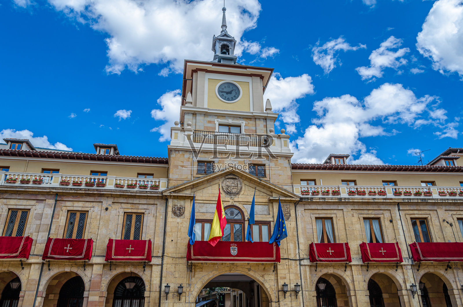 西班牙阿斯图里亚斯省奥维耶多市政厅的外观照片摄影图片