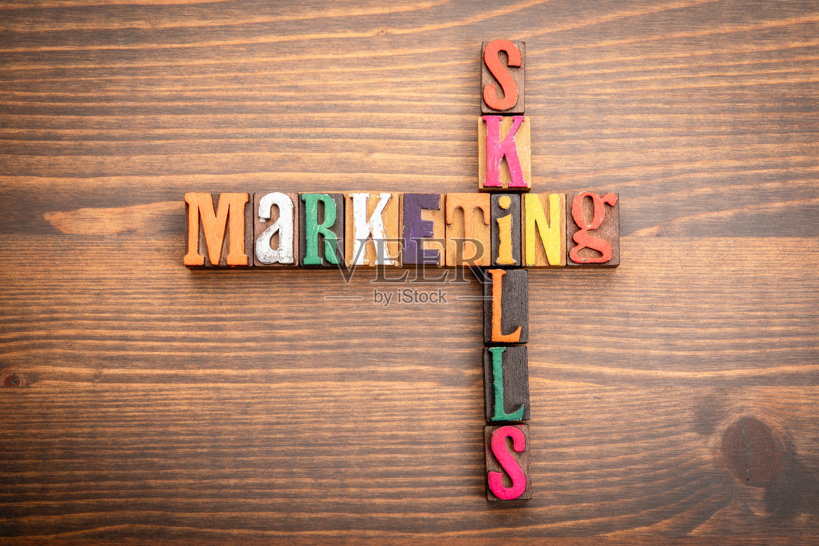 市场营销技能。字母表中的字母组合而成的单词。用木块拼成的填字游戏。照片摄影图片