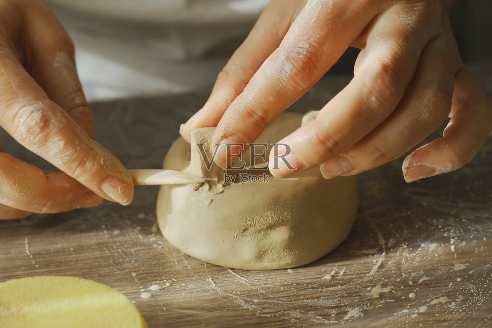 在桌子上制作陶土罐的人照片摄影图片