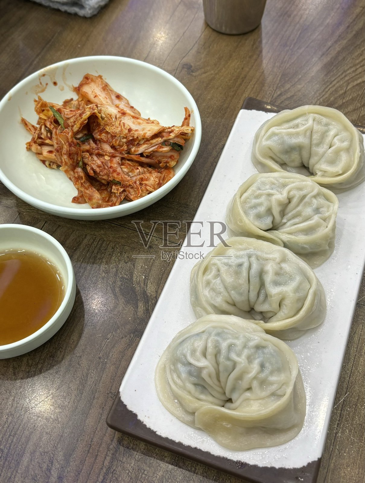 蒸或炸的韩国饺子,内馅是美味的肉和蔬菜混合。外脆内嫩,非常适合搭配酱油或辣椒油!照片摄影图片