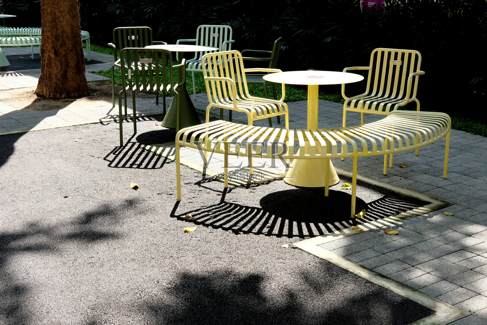 花园桌椅照片摄影图片