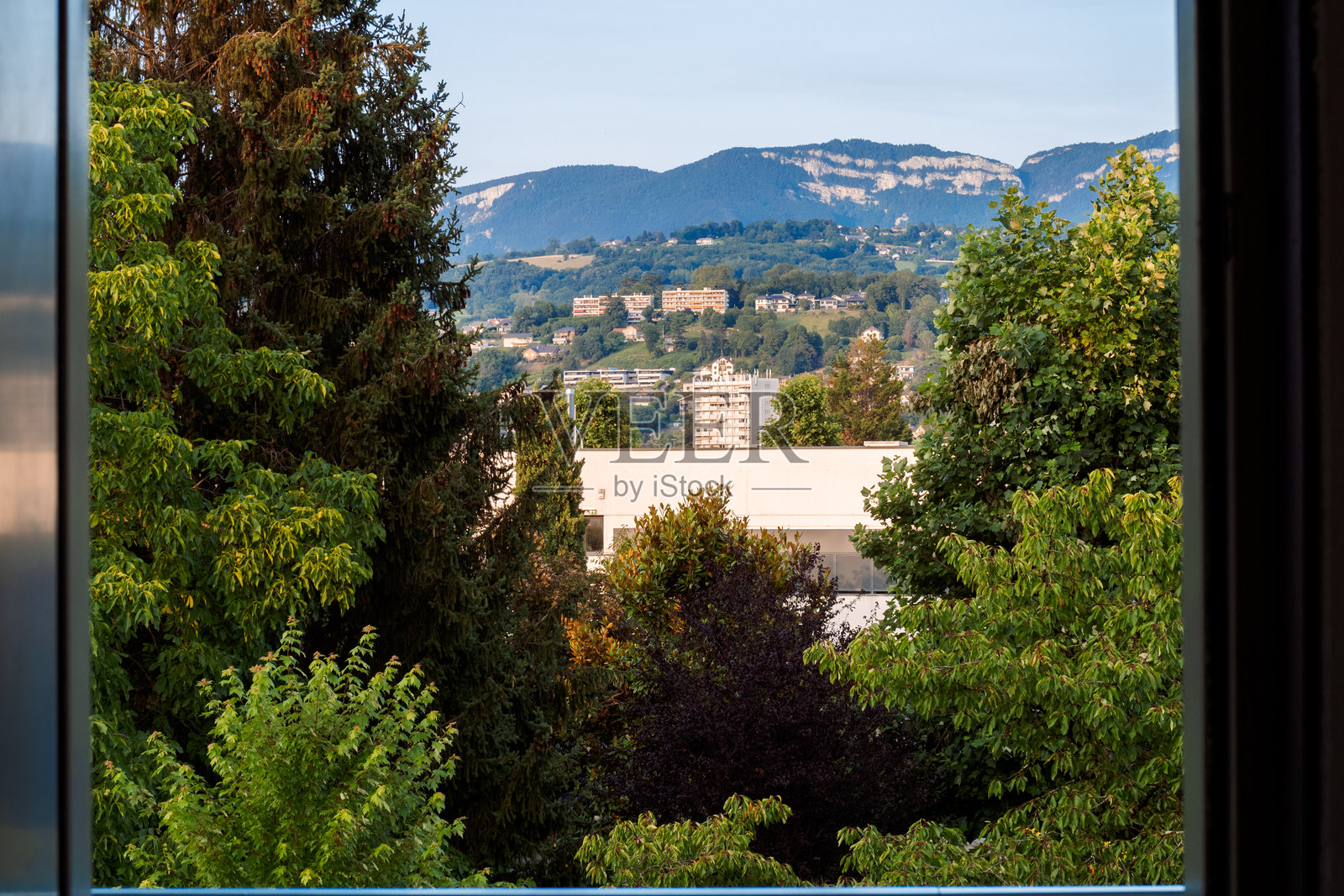 透过窗户欣赏朱拉山脉和建筑物的景色照片摄影图片