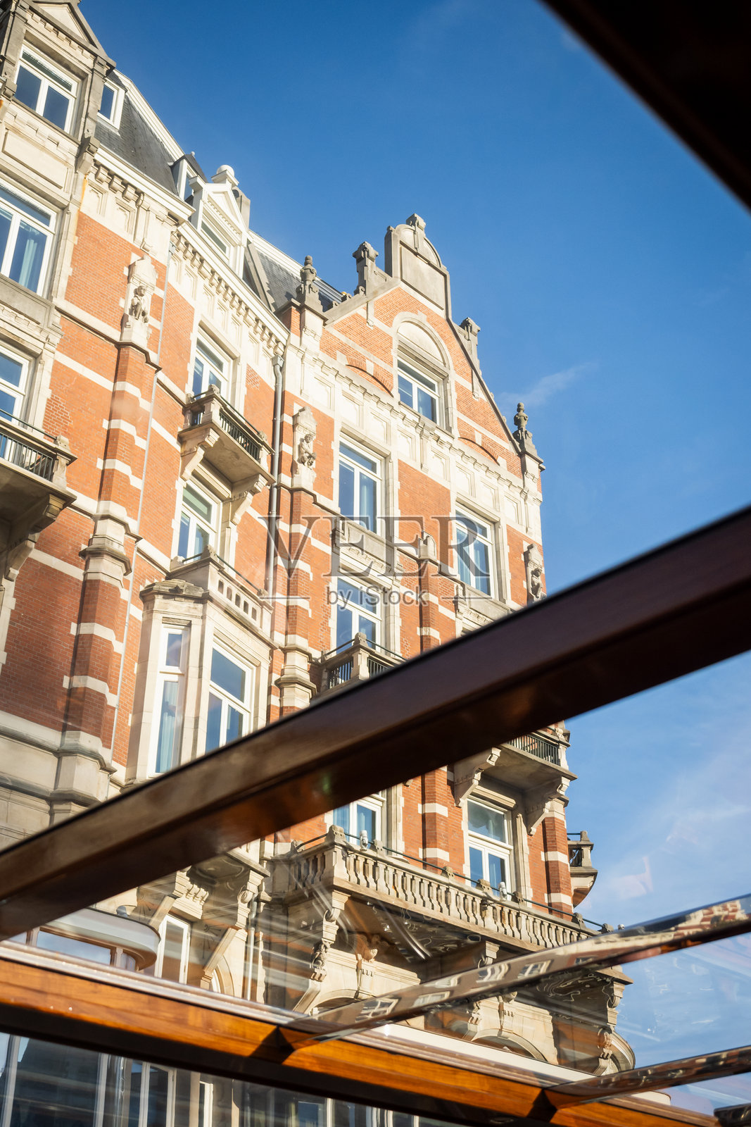 阿姆斯特丹美丽城市运河旁的夜景照片摄影图片